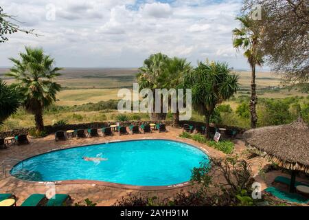 Blick auf den Swimmingpool der Mara Serena Safari Lodge im Masai Mara National Reserve in Kenia. Stockfoto