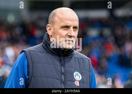 Cardiff City Stadium, Wales, Großbritannien. Februar 2020. Wigan Athletic Manager Paul Cook im Dugout .EFL Skybet Meisterschaftsspiel, Cardiff City gegen Wigan Athletic im Cardiff City Stadium am Samstag, den 15. Februar 2020. Dieses Bild darf nur für redaktionelle Zwecke verwendet werden. Nur redaktionelle Nutzung, Lizenz für kommerzielle Nutzung erforderlich. Keine Verwendung bei Wetten, Spielen oder einer einzelnen Club-/Liga-/Spielerpublikationen. PIC von Lewis Mitchell/Andrew Orchard Sportfotografie/Alamy Live News Credit: Andrew Orchard Sportfotografie/Alamy Live News Stockfoto