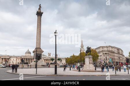 London, Großbritannien - 29. Oktober 2017: Trafalgar Square, Touristen gehen in der Nähe der Nelsons Column Stockfoto