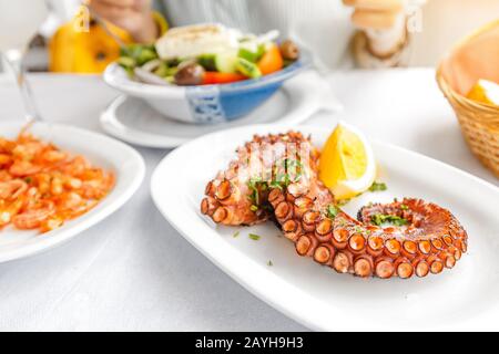 Draufsicht auf gegrillte Garnelen und Kraken auf einem Tisch im Fischrestaurant Stockfoto