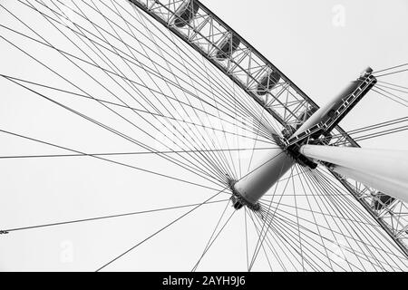 London, Großbritannien - 31. Oktober 2017: London Eye. Riesenrad an der Südbank der Themse montiert, Schwarz-Weiß-abstraktes Foto Stockfoto