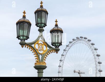 London, Großbritannien - 31. Oktober 2017: Vintage Street Light und London Eye Giant Ferris Wheel auf einem Hintergrund Stockfoto