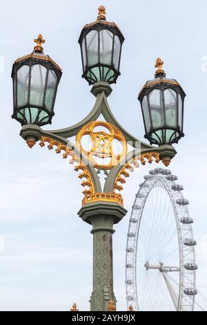 London, Großbritannien - 31. Oktober 2017: Vintage Street Light und London Eye Giant Ferris Rad auf einem Hintergrund, vertikales Foto Stockfoto