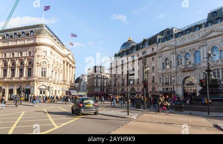 London, Großbritannien - 29. Oktober 2017: Straßenansicht mit Shaftesbury Memorial Fountain. Piccadilly Circus, London. Normale Leute gehen auf die Straße Stockfoto