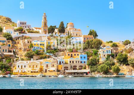 Landschaftlich lebendiges Meer einer griechischen Insel Symi im Dodekanes, Griechenland. Beliebte Touristenattraktion Stockfoto