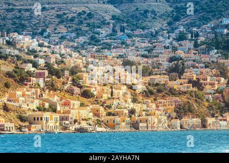 Landschaftlich lebendiges Meer einer griechischen Insel Symi im Dodekanes, Griechenland. Beliebte Touristenattraktion Stockfoto