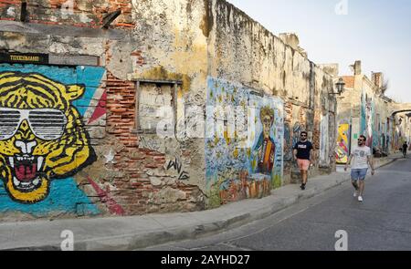 Straßenkunst des kolumbianischen Schriftstellers Gabriel Garcia Marquez an der alten Mauer an der Calle de la Sierpe (Calle 29) in Getsemani, Cartagena, Kolumbien Stockfoto