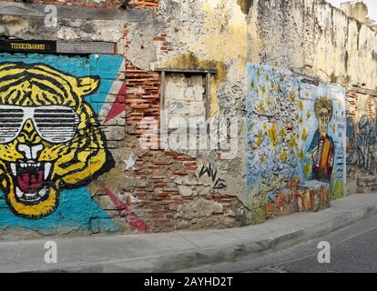 Straßenkunst eines Tigers und kolumbianischen Schriftstellers Gabriel Garcia Marquez an der alten Mauer an der Calle de la Sierpe (Calle 29) in Getsemani, Cartagena, Kolumbien Stockfoto