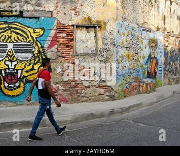 Straßenkunst eines Tigers und kolumbianischen Schriftstellers Gabriel Garcia Marquez an der alten Mauer an der Calle de la Sierpe (Calle 29) in Getsemani, Cartagena, Kolumbien Stockfoto