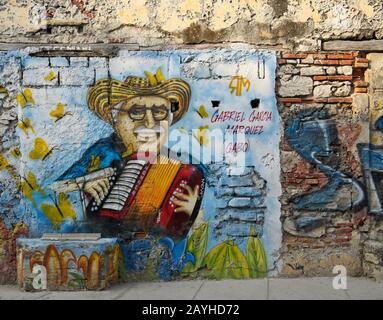 Straßenkunst des kolumbianischen Schriftstellers Gabriel Garcia Marquez schmückt eine alte Mauer an der Calle de la Sierpe (Calle 29) in Getsemani, Cartagena, Kolumbien Stockfoto
