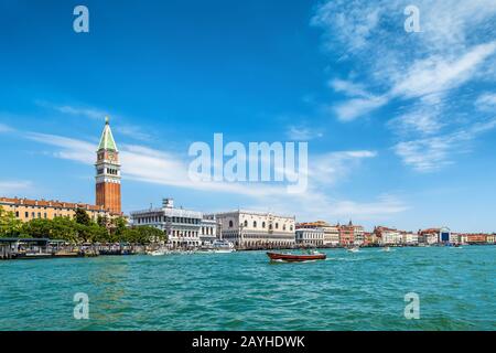 Panoramablick auf Venedig vom Meer, Italien. Piazza San Marco oder Markusplatz mit Campanile und Dogenpalast im Zentrum. Dies ist der Hauptteil Stockfoto