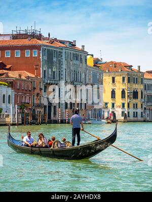 Venedig, Italien - 19. Mai 2017: Gondeln mit Touristen fahren entlang des Canal Grande. Die Gondel ist der attraktivste Touristentransport Venedigs. 16 Stockfoto