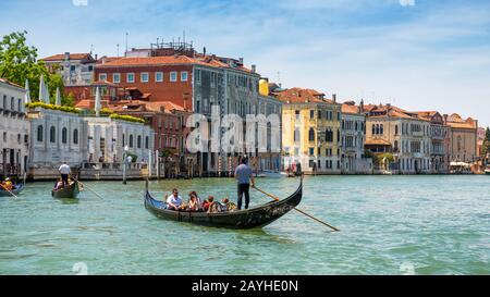 Venedig, Italien - 19. Mai 2017: Gondeln mit Touristen fahren entlang des Canal Grande. Die Gondel ist der attraktivste Touristentransport Venedigs. 16 Stockfoto