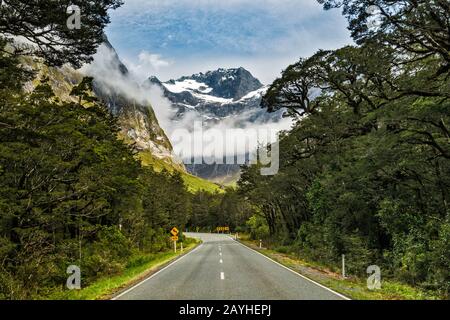 Mount Gendarme von der Milford Road, den Südalpen, dem Fiordland-Nationalpark, in der Nähe von Milford Sound, Southland Region, South Island, Neuseeland Stockfoto