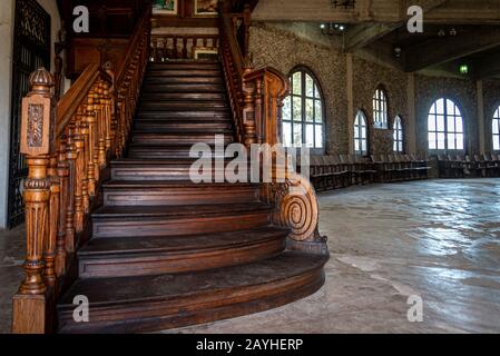 Gonzalez CATAN, ARGENTINIEN, 28. SEPTEMBER 2019: Treppe im Inneren des verlassenen Gebäudes in der erstaunlichen mittelalterlichen Stadt Campanopolis. Stockfoto