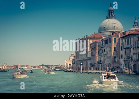 Wassertaxis und andere Boote fahren auf dem Canal Grande in Venedig, Italien. Motorboote sind der Haupttransport in Venedig. Stockfoto