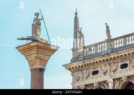 Eine alte Säule mit einer Statue des heiligen Theodore auf der Piazza San Marco in Venedig, Italien. Piazza San Marco (Markusplatz) ist der Hauptplatz von Stockfoto