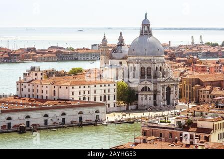 Panorama von Venedig, Italien. Luftaufnahme der Basilika Santa Maria della Salute, des Canal Grande und der Lagune. Skyline von Venedig. Historische Architektur und ci Stockfoto