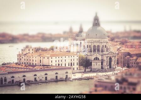 Luftaufnahme von Venedig, Italien. Miniatur-Neige-Shift-Effekt. Panorama von Venedig von oben im Sommer. Wundervolle Stadtlandschaft Venedigs mit Inseln. Stockfoto