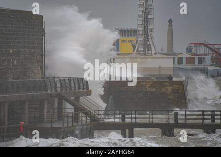 Sturm Dennis zerschlägt die historische befestigte Meeresmauer im Alten Portsmouth, Großbritannien am Nachmittag des 15. Februar 2020. Stockfoto