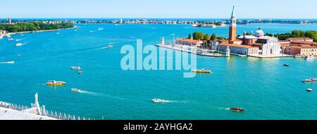 Skyline von Venedig, Italien. Panorama-Blick auf Venedig mit der Insel San Giorgio Maggiore. Landschaft von Venedig Stadt und Meer. Schöner Meeresblick auf Venedig von A Stockfoto