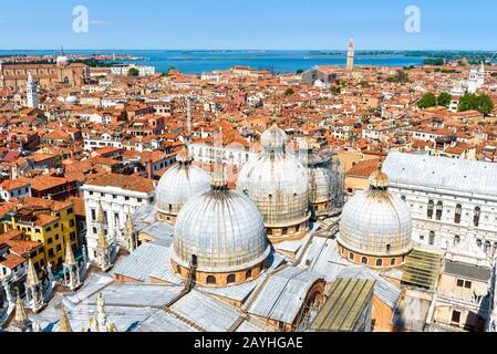 Venedig von oben, Italien. Stadtbild des alten Venedig mit Kuppeln und Dach des Markusdoms (San Marco). Luftpanorama mit Blick auf den Cit von Venedig Stockfoto
