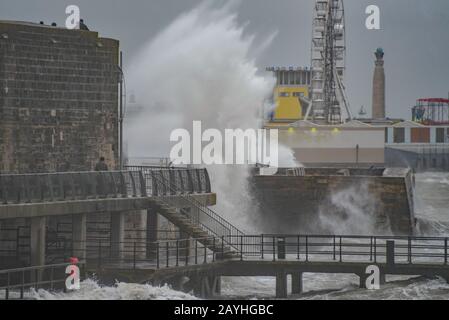 Sturm Dennis zerschlägt die historische befestigte Meeresmauer im Alten Portsmouth, Großbritannien am Nachmittag des 15. Februar 2020. Stockfoto