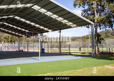 Australien Schulbasketballplatz im Schatten und angrenzende Schultennisplätze, Sydney, Australien Stockfoto