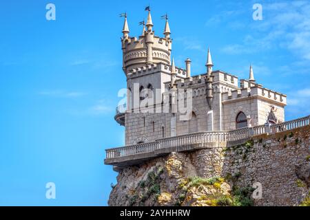 Swallow's Nest an der Schwarzmeerküste in der Nähe, Krim, Russland. Diese Burg ist ein berühmtes Wahrzeichen der Krim. Schöne Aussicht auf Swallow's Nest auf dem Rost Stockfoto