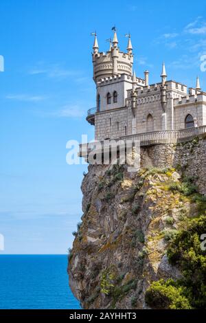 Schwalbe's Nest Burg auf dem Felsen über dem Schwarzen Meer auf der Krim, Russland. Diese Burg ist ein Symbol der Krim. Stockfoto