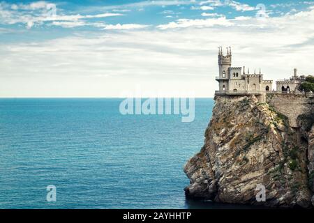 Schloss von Swallow's Nest am Meeresfelsen, Krim, Russland. Es ist ein Wahrzeichen der Krim. Fantastischer Panoramablick auf Swallow's Nest am Abgrund. Postc Stockfoto