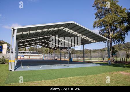 Australien Schulbasketballplatz im Schatten und angrenzende Schultennisplätze, Sydney, Australien Stockfoto