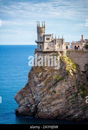 Schloss Schwalben auf dem Felsen im Schwarzen Meer, auf der Krim, in Russland. Es ist ein Symbol der Krim. Blick auf die Südküste der Krim. Wahrzeichen der Krim. Stockfoto