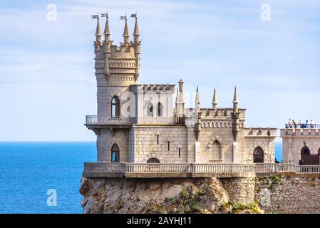 Schloss von Swallow's Nest an der Schwarzmeerküste, Krim, Russland. Es ist ein berühmtes Wahrzeichen der Krim. Nahansicht von Swallow's Nest auf der Felsenspitze in Stockfoto