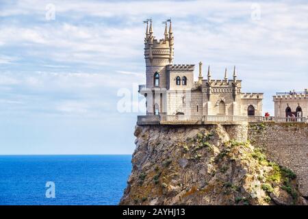 Schloss von Swallow's Nest auf einer Klippe, Krim, Russland. Es ist eine berühmte Touristenattraktion der Krim. Blick auf das Wahrzeichen der Krim, Nahaufnahme im Sommer. Arch Stockfoto