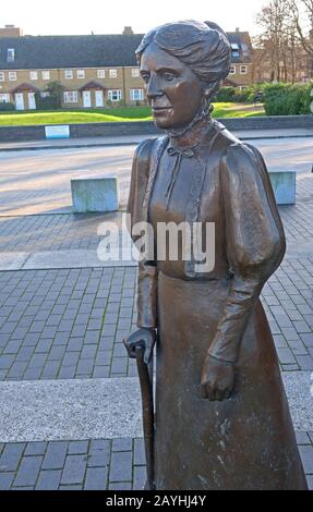 ADA Salter Statue, Bermondsey First Woman Mayor in London, First Labour Mayor, at Rotherhithe, London, Quaker and Woman Gewerkschafter Stockfoto