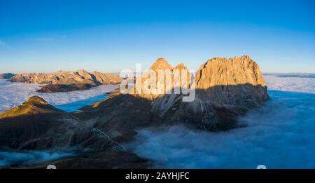 Antenne Panorama von Cloud Meer bei Sella Pass zwischen den Provinzen Trentino und Südtirol, Dolomiten Stockfoto