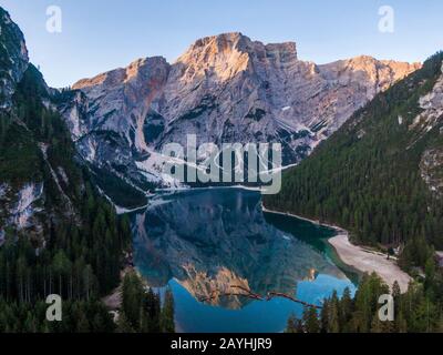 Luftaufnahme des schönen Reflexion von Prags Seekofel Berg in den See bei Sonnenaufgang, Italien Stockfoto