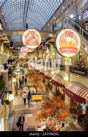 Moskau - 22. August 2018: Im GUM (Hauptkaufhaus) am Roten Platz, Moskau, Russland. Gummi ist einer der ältesten Supermärkte Moskaus und zu Stockfoto