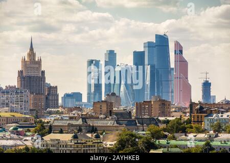 Blick auf Moskau, Russland. Das Gebäude des Außenministeriums und des Internationalen Wirtschaftszentrums Moskau (Moskau-Stadt). Stockfoto