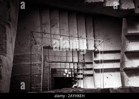 Betontreppe an der Baustelle, Blick von oben Stockfoto