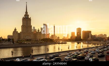 Moskau - 27. August 2018: Schöner Panoramablick auf Moskau mit Radisson Hotel (Ukraine) bei Sonnenuntergang, Russland. Sonnige Aussicht auf den Fluss Moskva im Sommer Stockfoto