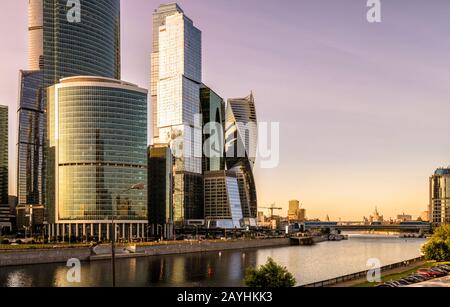 Moskva River und Moskau-City bei Sonnenuntergang, Russland. Moskau-City ist ein neuer Stadtteil von Geschäfts- und Wohnhäusern im Moskauer Zentrum. Citysca Stockfoto