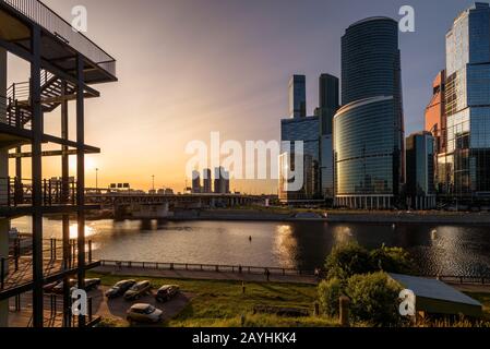 Abendblick über Moskau mit Wolkenkratzern von Moskau-Stadt, Russland. Moskau-City ist ein Geschäftsviertel am Ufer des Moskva River. Stadtbild Moskaus Stockfoto