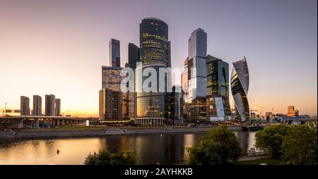 Blick auf die Wolkenkratzer der Moskau-Stadt bei Sonnenuntergang, Russland. Moskau-Stadt ist ein Stadtteil von Geschäfts- und Wohntürmen im Moskauer Zentrum. Panorama von M Stockfoto