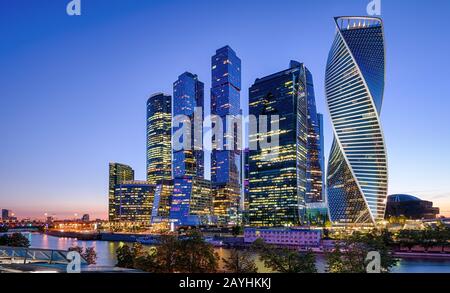 Blick auf den Moskva-Fluss mit Wolkenkratzern in Moskau-Stadt in der Nacht, Russland. Moskau-City ist ein Geschäftsviertel im Moskauer Zentrum. Abendblick auf Tall Stockfoto