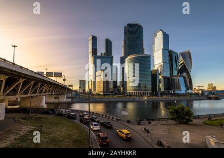 Abendblick über Moskau mit Wolkenkratzern von Moskau-Stadt, Russland. Moskau-City ist ein Geschäftsviertel am Ufer des Moskva River. Stadtbild Moskaus Stockfoto