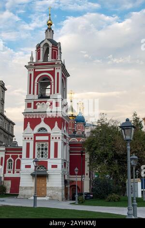 Zaryadye Stadtpark, Kirche des heiligen Georg (Schutz der seligen Jungfrau) an der Varvarka Straße, Moskau Stockfoto