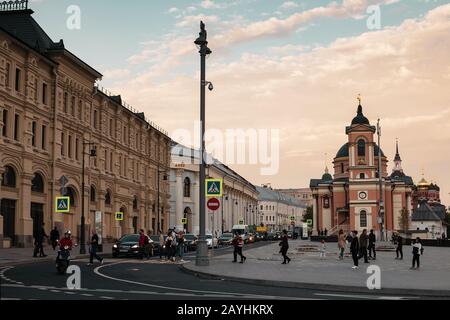 Sommerabend in Moskau, Blick auf die Varvarka Straße und den Tempel der Großmärkischen Barbara Stockfoto