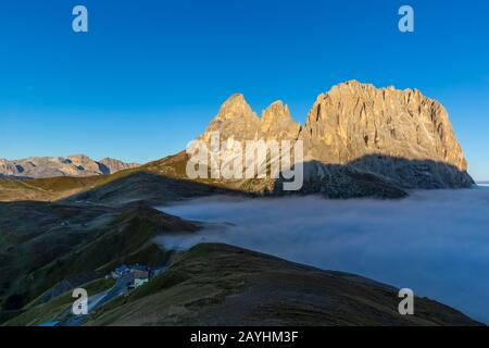 Cloud sea Sella Pass zwischen den Provinzen Trentino und Südtirol, Dolomiten Stockfoto